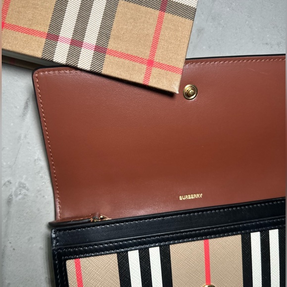 NEW BURBERRY HALTON STRIPED LOGO CONTINENTAL WALLET CLUTCH - Picture 8 of 15
